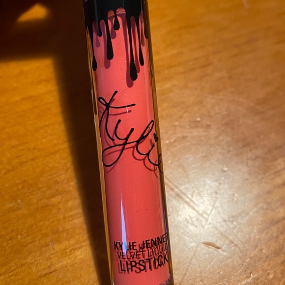 Kylie Jenner Velvet Lip Kit Party Girl - Picture 6 of 16